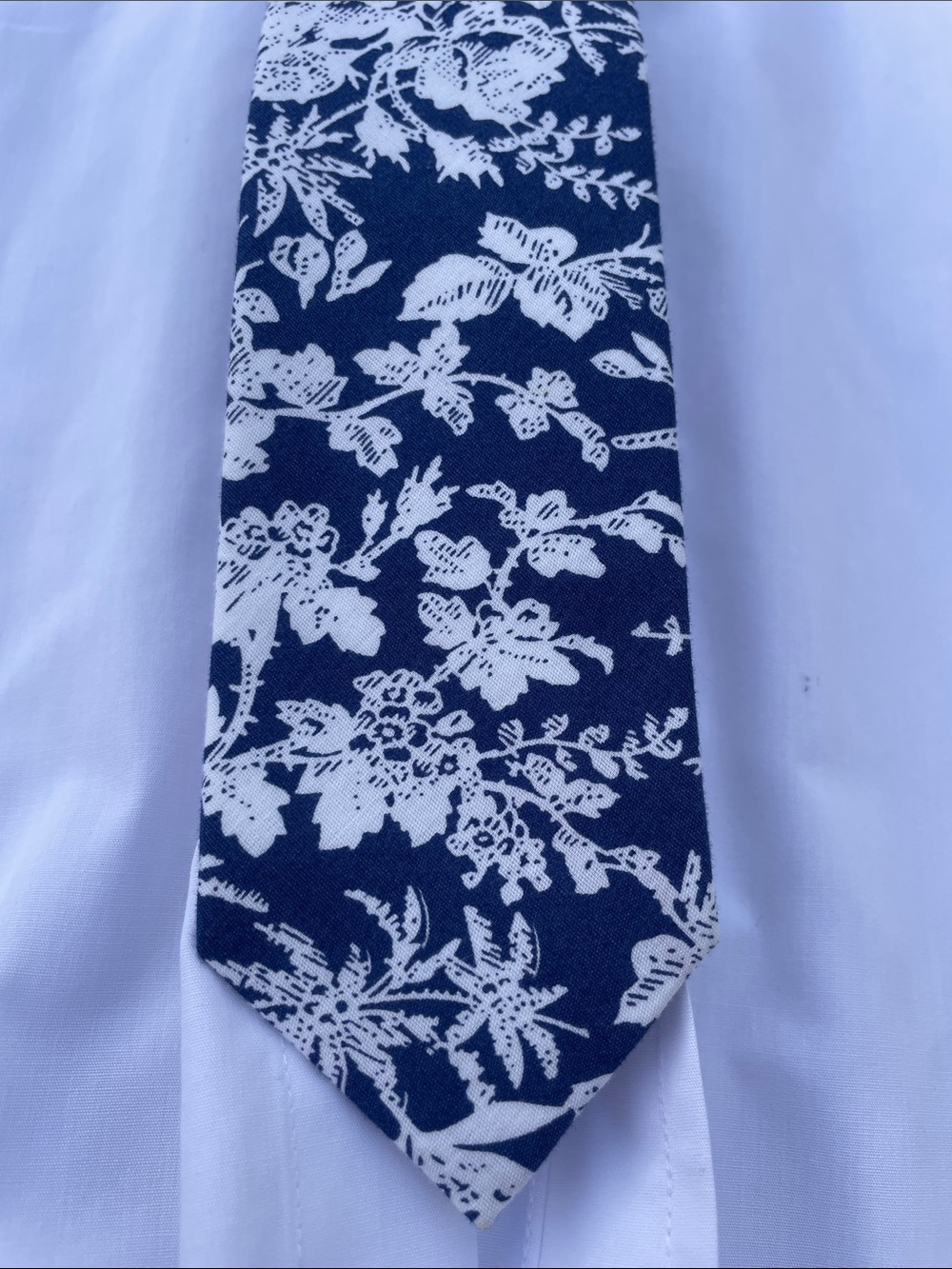 jf j.ferrar Navy and White Floral Print Tie